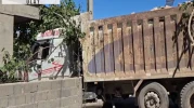 Freni boşalan hafriyat kamyonu, evin bahçe duvarına çarptı; 1 yaralı