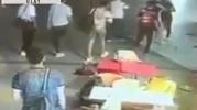 Karısının sosyal medyadan canlı yayın yaptığı kişiye saldırdı