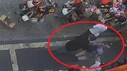 Kadının sırt çantasından 700 bin TL’lik ziynet eşyası çaldı; hırsızlık kamerada