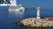 Kaş'a kruvaziyerle turist akını