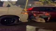 Ağabeyini darbeden 3 kişiye otomobille çarptı; o anlar kamerada