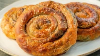 Yumuşacık Anne Eli Dokunuşuyla: Oklavasız Kıymalı Börek Tarifi Başarı Garantili!
