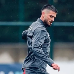 Milli Futbolcu Okay Yokuşlu: Başarılarla Dolu Bir Kariyer ve Hayat Hikayesi