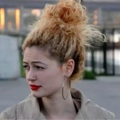 Genç oyuncu Hazal Şenel'in hayatı merak konusu oldu! Peki Hazal Şenel kimdir? İşte detaylar...