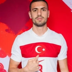 Merih Demiral, Türk milli futbol takımında görev yapan genç ve başarılı bir futbolcudur. 5 Ocak 1998 doğumlu olan Merih Demiral, Almanya'nın Kiel şehrinde dünyaya gelmiştir. Şu anda İtalyan futbol takımı Juventus'ta forma giymektedir.