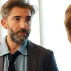 Mert Turak, Bahar dizisinde Harun karakteriyle ekranlara dönüş yaptı: İşte Türk tiyatrosunun yetenekli ismi hakkında merak edilenler!