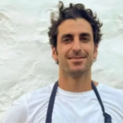 Ünlü oyuncu Büşra Develi'nin sevgilisi olan Ralph Sason hakkında merak edilenler!