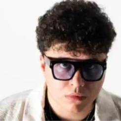 Rap müzik dünyasının genç ve başarılı ismi Ege'nin kim olduğu merak konusu oldu. Ebo'nun sanatçısı olarak tanınan Ege'nin kaç yaşında olduğu, nerede doğduğu ve gerçek adı hakkında detaylar araştırılmaya başlandı.