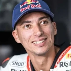 Dünya Superbike Şampiyonası'nda yarışan Toprak Razgatlıoğlu'nun kariyeri, yaşamı ve başarılarıyla ilgili detaylara bir göz atalım.  Alanya, Antalya doğumlu olan genç sürücü, 22 yaşında olup Türk motorsporlarına damga vuran isimlerden biridir. Dünya Superbike Şampiyonası'nda mücadele eden ilk Türk sürücü unvanına sahip olan Toprak Razgatlıoğlu, kısa sürede gösterdiği performansla dikkatleri üzerine çekmeyi başarmıştır. Henüz genç yaşına rağmen kazandığı yarışlar ve elde ettiği başarılarla Türk sporseverlerin gururu olmayı başaran Toprak Razgatlıoğlu, gelecek vaat eden bir yetenektir.