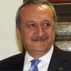 Türk siyasetinin önemli isimlerinden biri olan Mehmet Ağar'ın hayatı hakkında detaylı bilgiler