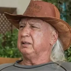 Türk sinema ve tiyatro dünyasının sevilen ismi Prof. Dr. Şener Üşümezsoy'un hayatı ve kariyeri merak konusu oldu!