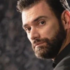 Kıskanmak Dizisi'nin Yeni Oyuncusu Burak ile Tanışın! Murat Danacı'nın Kariyeri ve Projeleri