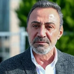 Berhan Şimşek, Türk siyasetçi ve gazetecidir. Gazetecilik kariyerine başlayan Şimşek, daha sonra siyasete atılarak farklı partilerde görev almıştır. Siyasi geçmişinde çeşitli dönemlerde farklı siyasi görüşleri temsil etmiştir. Son olarak bağımsız siyasetçi olarak çalışmalarına devam etmektedir. Berhan Şimşek, siyaset ve medya alanlarındaki tecrübesiyle tanınmaktadır.