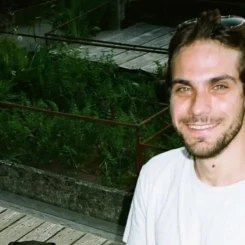 Ünlü şarkıcı Feridun Düzağaç'ın oğlu olan Doruk Ugan'ın hayatı ve mesleği hakkında detaylı bilgiler