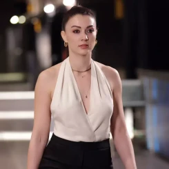 Burcu Özberk kimdir, kaç yaşında, aslen nereli, mesleği ne, evli mi?