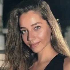 Ünlü oyuncu Özge Özacar'ın kişisel bilgileri merak konusu oldu: İşte yaş, köken, boy ve kilo detayları!