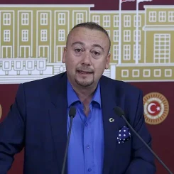Türk siyasetinin önde gelen isimlerinden biri olan Özkan Yalım'ın kökeni, siyasi kariyeri ve yaşamı hakkında detaylı bilgiler