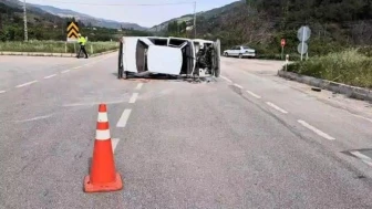 Köpeğe çarpmamak için manevra yapan araçtaki 3 kişi yaralandı