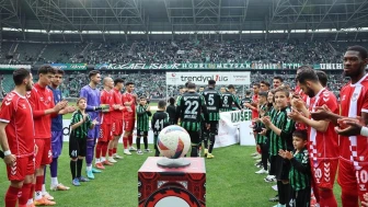 A. Keçiörengücü futbolcuları, şampiyon Kocaelispor'u alkışladı