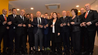 Ünlü sanatçı Filiz Akın'ın, sanatseverlere kapılarını açan Köksal Özel Sanat Koleksiyonu Salonu'nu ziyaret ettik