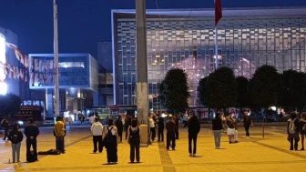 Gezi Parkı'nın yıldönümünde farklı bir protesto: 'duran adam' hareketi