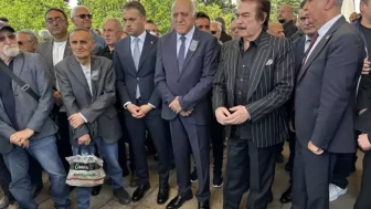 Ünlü sanatçı İlhan Şeşen sevenlerinin gözyaşları arasında son yolculuğuna uğurlandı