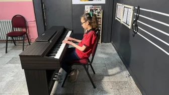 İzmir'in Müzik Arenasında Parlayan Yeni Yıldız: Belinay Şahingöz