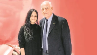 Ünlü şarkıcı Kıraç'ın boşanma davası mahkeme tarafından ertelendi.