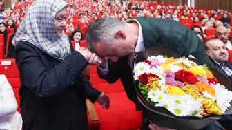 Kocaeli'de Başkan Büyükakın'dan annesine çiçekli kutlama