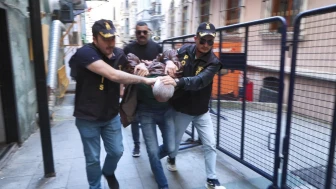 CHP Liderine Saldıran Şahıs, Polis Tarafından Yakalanarak Gözaltına Alındı ve Merkeze Sevk Edildi