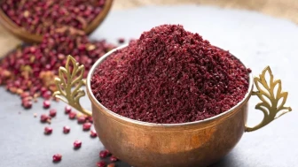 Sumak bitkisinin sağlık açısından faydaları nelerdir ve sumak hangi yollarla tüketilebilir?