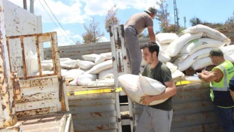 Antalya'da dolu afeti zarar gören çiftçilere belediye gübre desteği sağladı