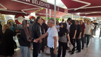 Eyüpspor Başkanı Murat Özkaya, acı bir kayıp yaşadı.Yukarıdaki metni özgünleştirerek haber başlığı haline getirme: Eyüpspor'un Başkanı Murat Özkaya, yasa boğuldu.