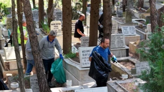 Balçova Belediyesi Mezarlıklarda Önemli Temizlik Çalışmaları Yaptı!