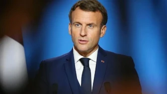 Macron'u üzecek gelişme! Müze çalışanı gibi davranıp örtüye sardılar