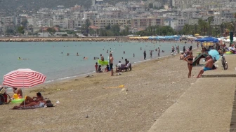 Mersin Sahillerinde Bayram Coşkusu: Tatilciler Akın Etti, Esnafın Yüzü Güldü