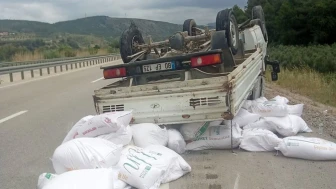 Osmaniye’de D 400 Karayolunda Facianın Eşiğinden Dönüldü: Lastiği Patlayan Un Yüklü Kamyonet Takla Attı, Sürücü Yaralandı