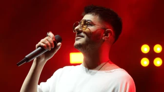Semicenk, Ezan Okunurken Konserine Ara Verdi ve Takdir Topladı!