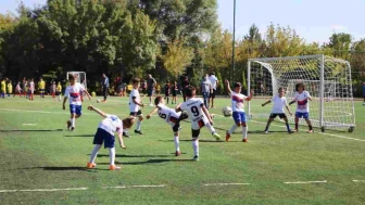 Zafer Bayramı kutlamaları kapsamında düzenlenecek özel futbol şenliği heyecan yarattı