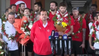 12 Dev Adam, Gururla Türkiye'ye Döndü: Havalimanında Coşkulu Karşılama!