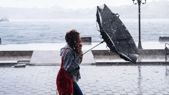 Afet ve Acil Durum Yönetimi Başkanlığı (AKOM), İstanbul için kuvvetli rüzgar ve sağanak yağış uyarısında bulundu.