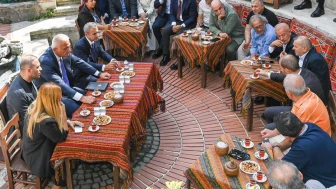 Kültür ve Turizm Bakanı Ersoy, Beyoğlu'nda halkla bir araya geldi!
