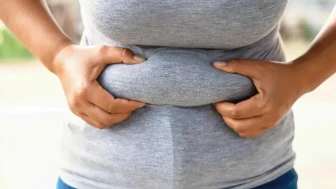 Bel çevresinde biriken yağların erken ölüm riskini artırdığı bilimsel olarak kanıtlandı. Yapılan araştırmalar, karın bölgesinde biriken yağların kalp hastalıkları, diyabet ve obezite gibi sağlık sorunlarına yol açabileceğini ortaya koyuyor. Sağlıklı bir yaşam için bel çevresindeki yağlanmaya dikkat etmek önem taşıyor.