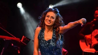 Hayranının hediyesiyle sahneye çıktı, neye uğradığını şaşırdı!