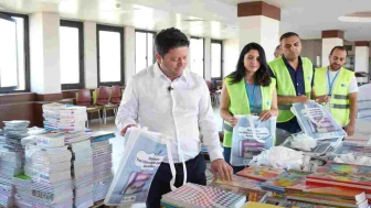 Kadıköy Belediyesi, ilkokul öğrencilerine kırtasiye malzemeleri hediye ediyor.
