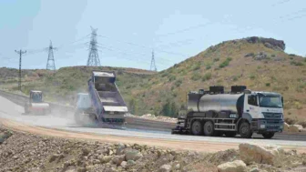 Manavgat'ta ekip yollarına asfalt dökümü gerçekleştiriliyor