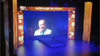 Sadri Alışık Ödülleri'nde şaşırtan sürpriz: Yapay zekayla seyircisine seslendi!
