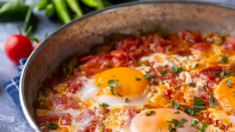Kahvaltı sofralarınıza lezzet şöleni: Suyuna ekmek banmak için menemen tarifi! Tavayı bile yalayıp yutacaksınız.