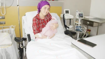 Hükümet, doğum oranlarını artırmak için kamu personeline uzun doğum ve babalık izinleri getiriyor.