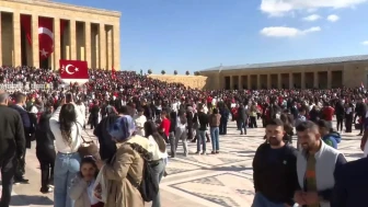 Cumhuriyet Bayramı'nda binlerce vatandaş, Anıtkabir'i ziyaret etti